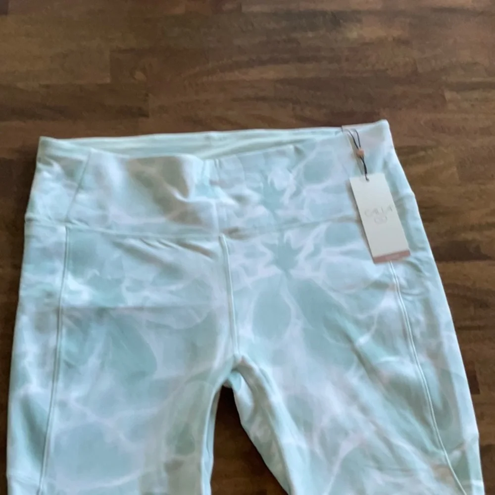 Calia Pale green & soft white Patterned Leggings. Pockets on sides. Buttery soft - Picture 3 of 12